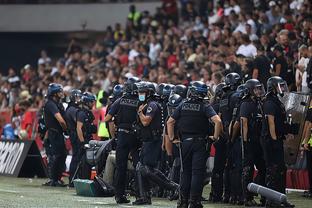 松井秀喜返回日本举行引退仪式，数万球迷在雨中为其职业生涯送别