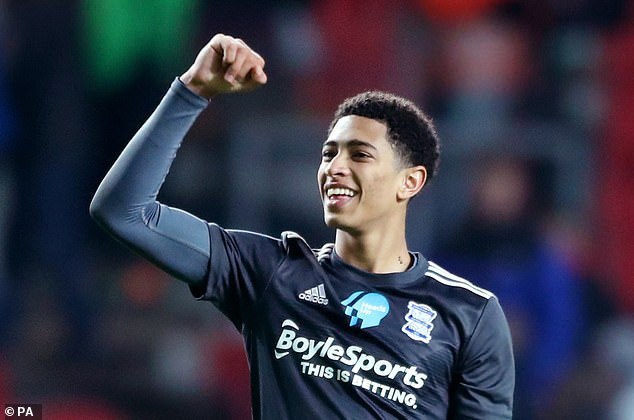 都体：AC米兰希望莱万明年夏天加盟，已与其经纪人取得联系（《都灵体育报》：AC米兰盼明夏签下莱万，已与其经纪团队接触）