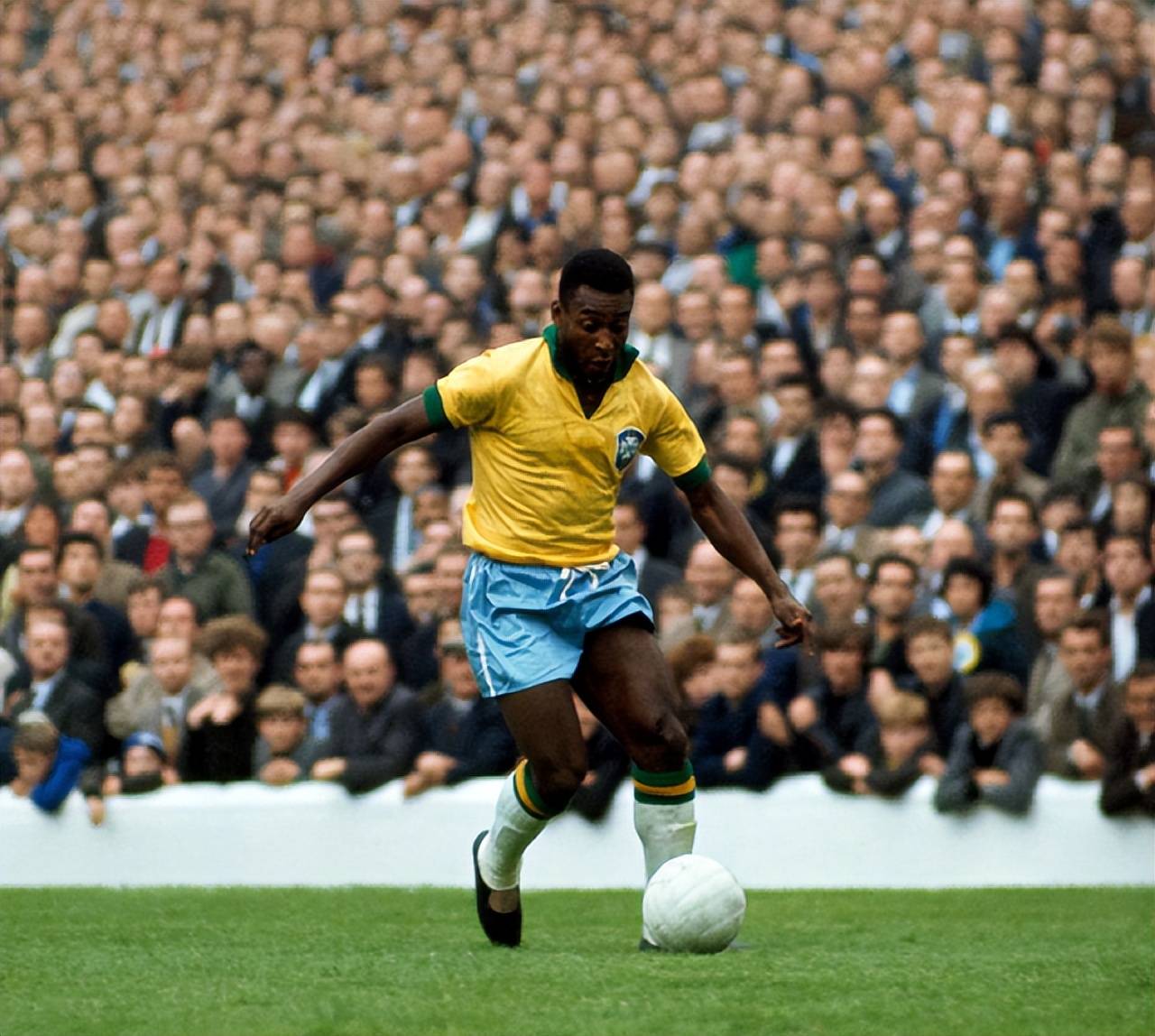 玻利维亚杯发生大规模斗殴，17人被罚下，警方被迫使用催泪瓦斯