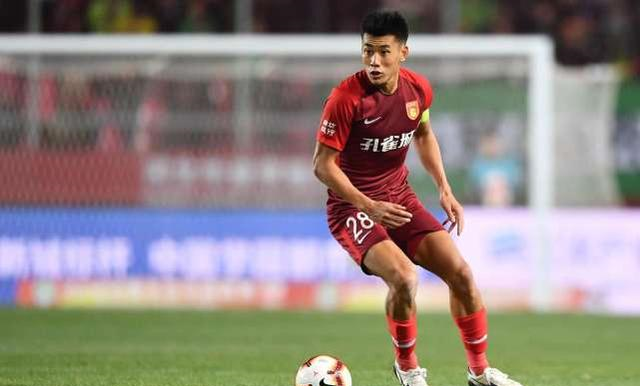 U22国足力克韩国U22，球迷在球员谢场时高喊“雄起”