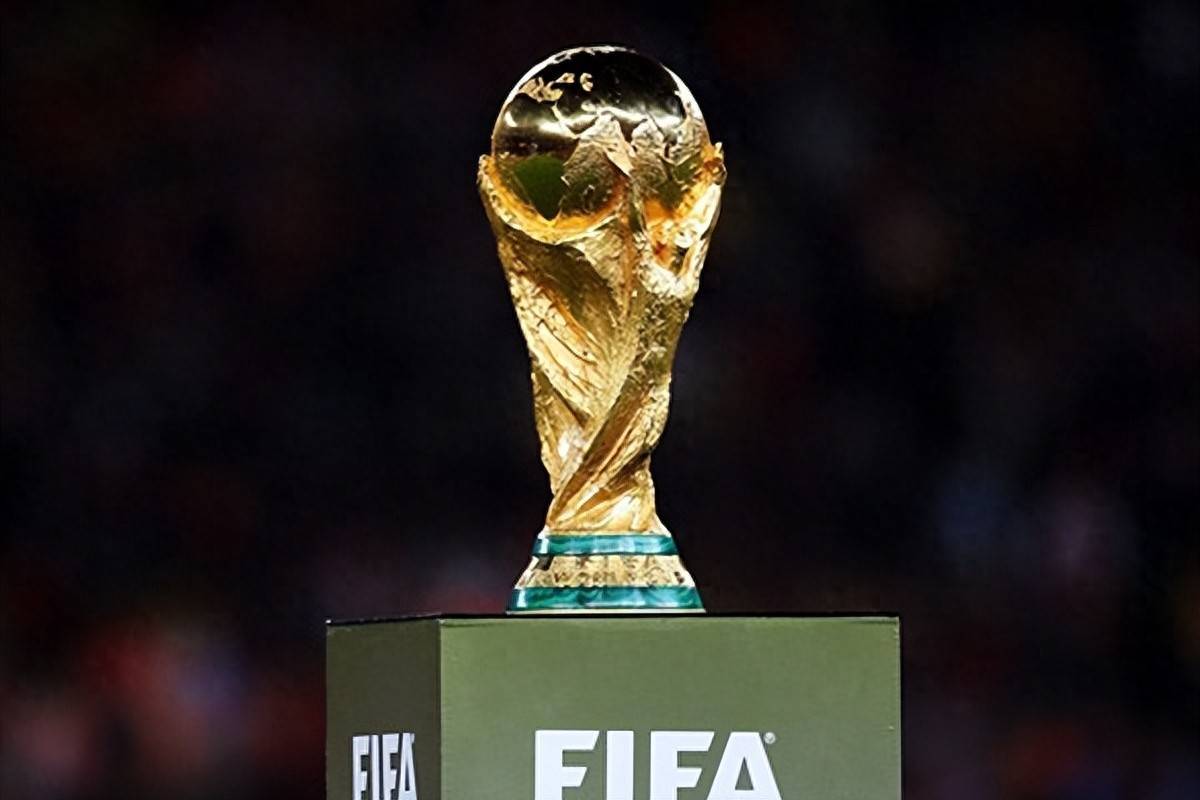 掘金主场有几位小球迷举牌支持威少：拉塞尔拿MVP